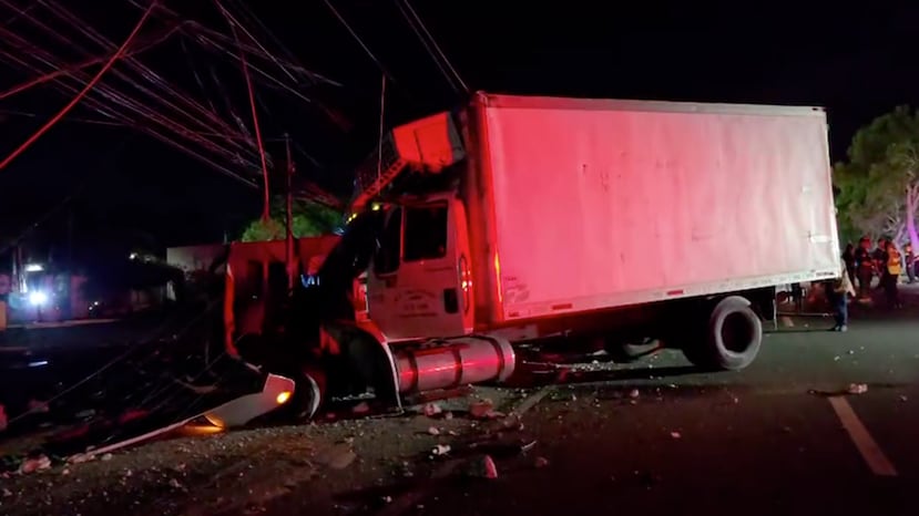 La Policía indicó que el conductor de camión hurtado escapó de la escena.