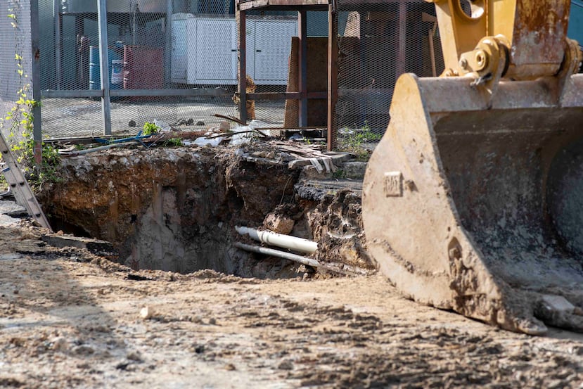 Para los trabajos de reparación la AAA tuvo que excavar gran parte del terreno aledaño a la tubería.