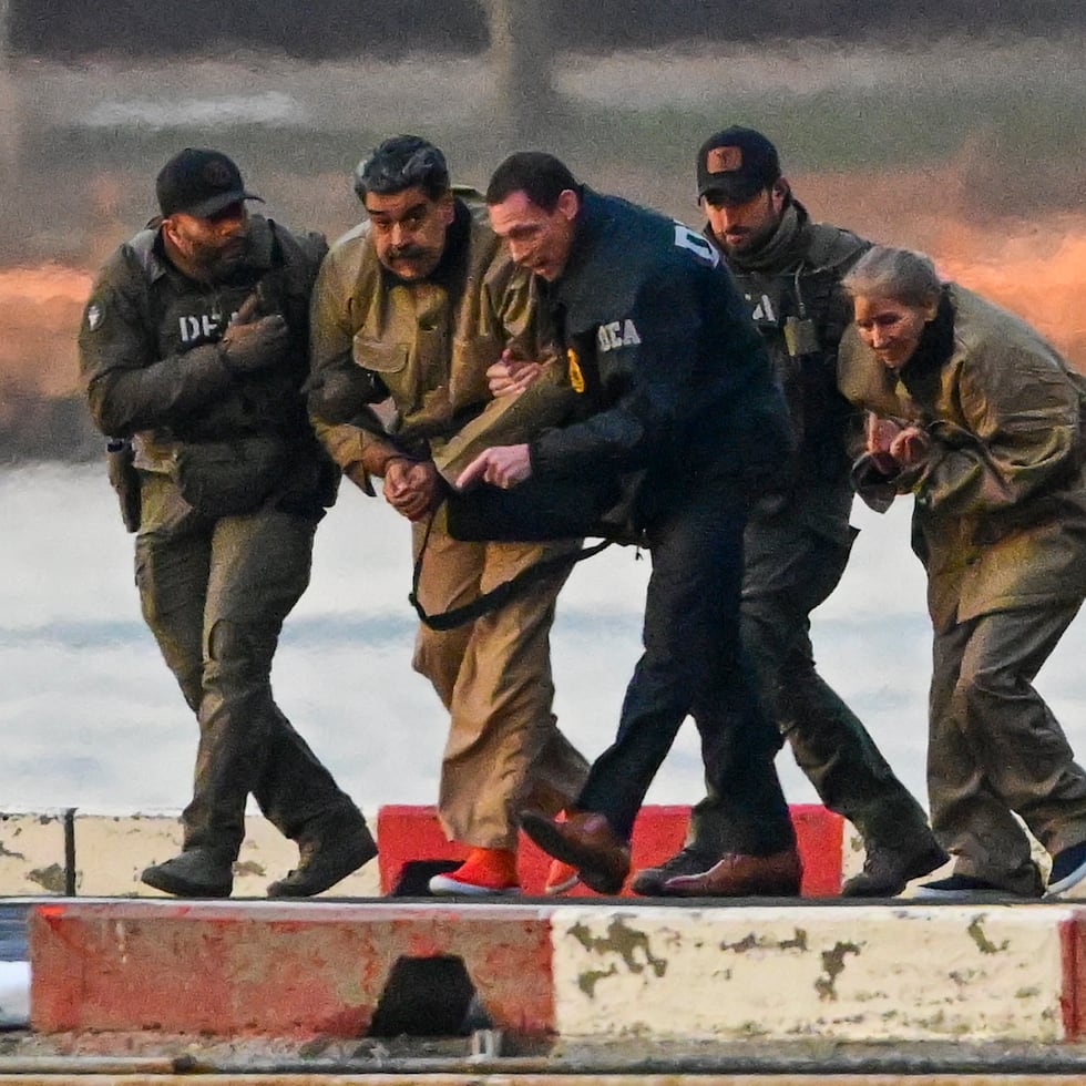 El presidente venezolano, Nicolás Maduro, y su esposa, Cilia Flores, llegan al helipuerto de Wall Street durante su transporte a la corte federal para su comparecencia en Nueva York.