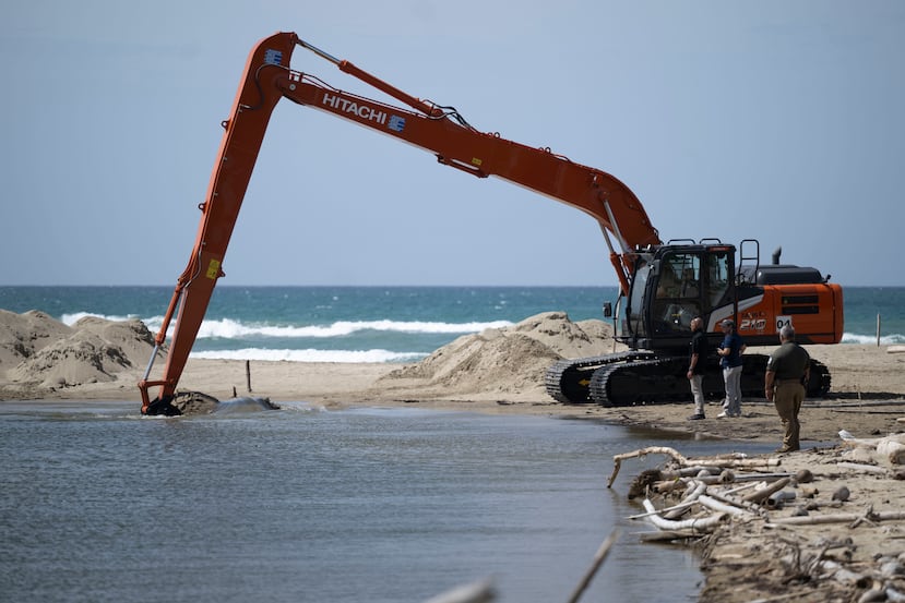 Excavadora de brazo largo de 75 pies es utilizada en las labores.