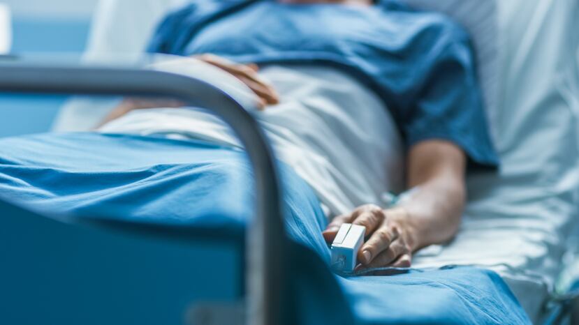 Un hombre en una cama de hospital