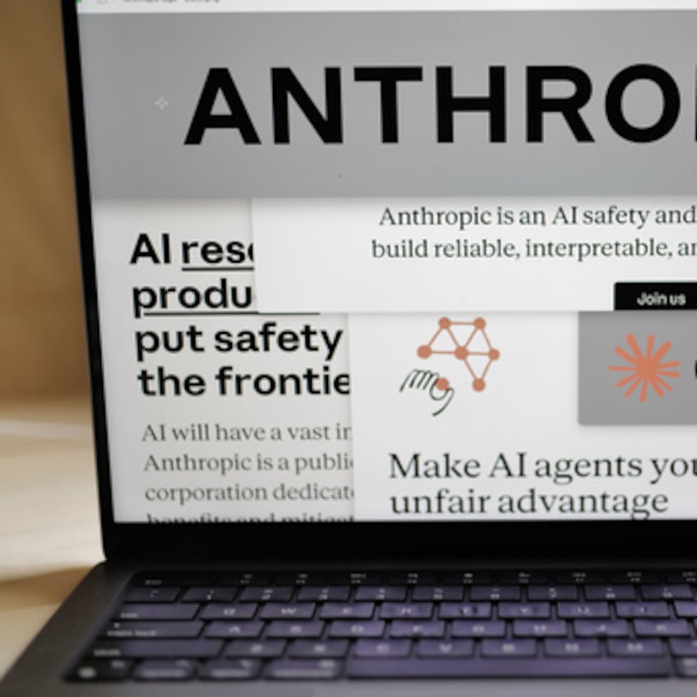 ARCHIVO - En una pantalla de ordenador en Nueva York se muestran páginas de la web de Anthropic y los logotipos de la empresa, el 26 de febrero de 2026. (Foto AP/Patrick Sison, archivo)