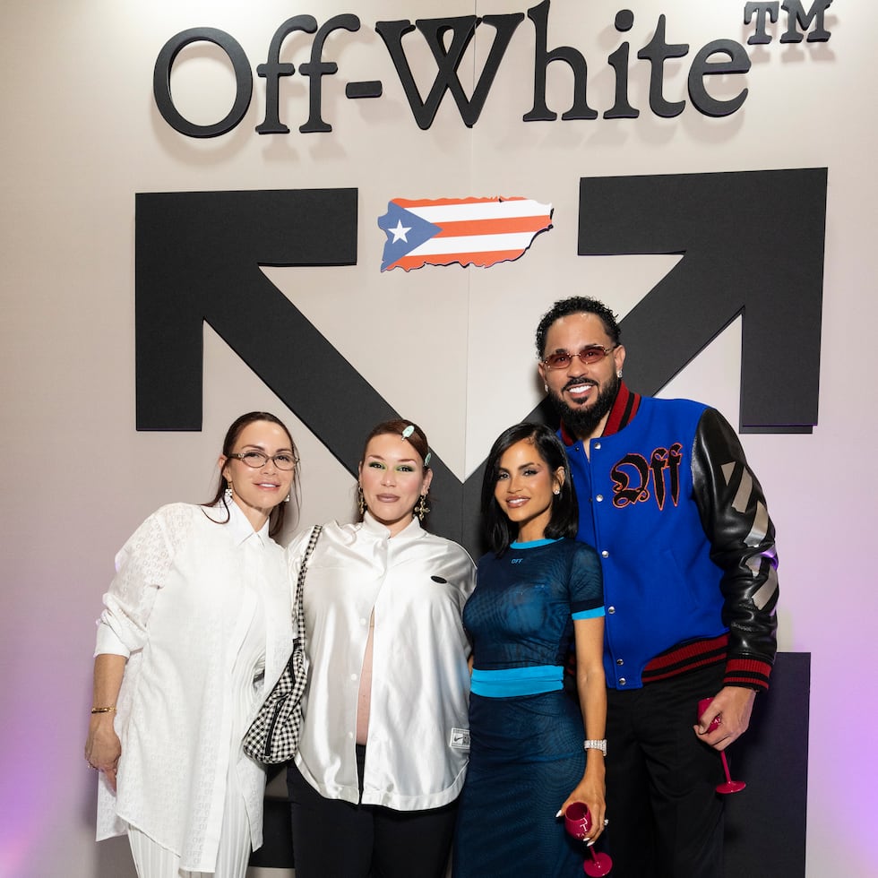 Natti Natasha, el productor Raphy Pina acompañados de Mireddys González y su hija, Jesaaelys Ayala en la presentación de la colección Primavera/Verano 2026 de Off-White Puerto Rico.