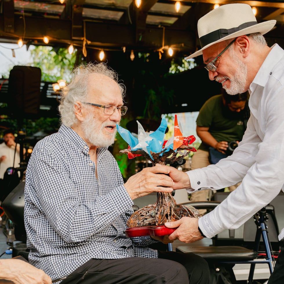 Jacobo Morales recibe el premio de Billy Ocasio.