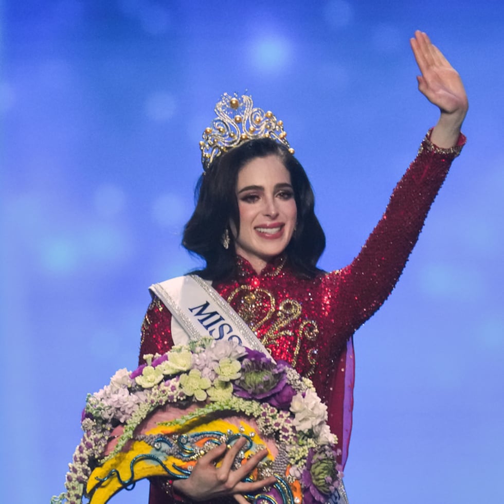 Miss México Fatima Bosch celebra su victoria en el certamen Miss Universo 2025 en Nonthaburi, al norte de Bangkok, en la provincia de Nonthaburi, Tailandia, el viernes 21 de noviembre de 2025. (Foto AP/Sakchai Lalit)