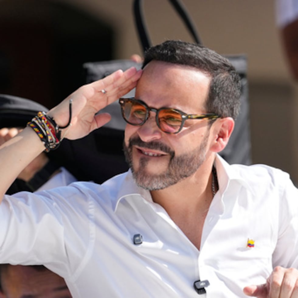 Rápidamente posicionó su eslogan ‘Firme por la patria’, acompañado del saludo militar.