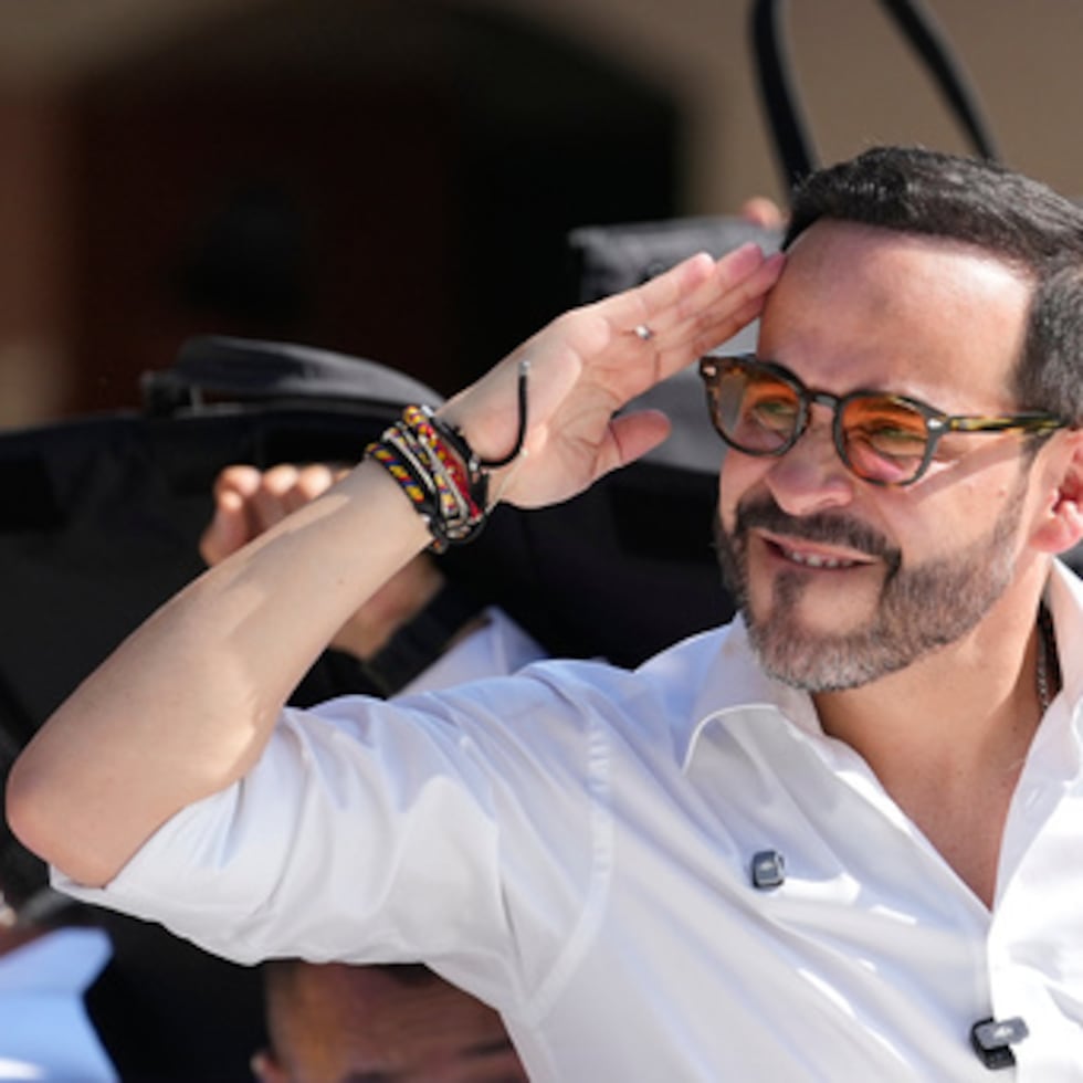 El candidato presidencial Abelardo de la Espriella del movimiento Defensores de la Patria saluda después de votar durante las elecciones presidenciales en Barranquilla.