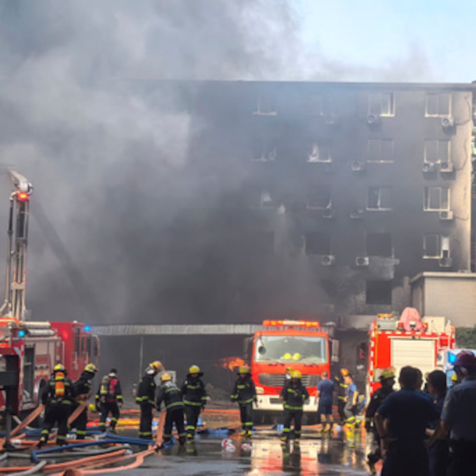 En esta fotografía difundida por la agencia de noticias Xinhua, se ve a los bomberos en el lugar del incendio de una fábrica de calzado en la aldea de Jiangtou, municipio de Chendai, ciudad de Jinjiang, provincia de Fujian, en el sureste de China, el jueves 9 de julio.