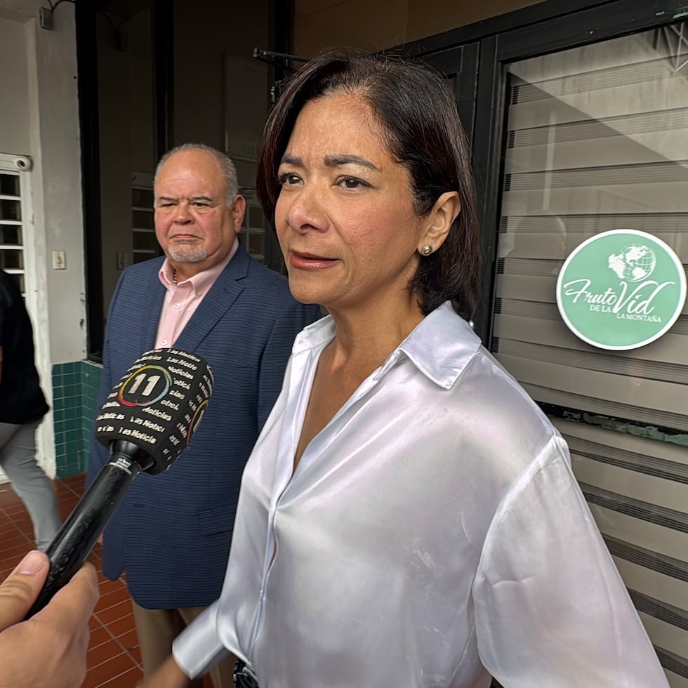 La secretaria del Departamento de Justicia, Lourdes Gómez Torres, junto al fiscal de Distrito de Aibonito, Ernesto Quesada Ojeda.