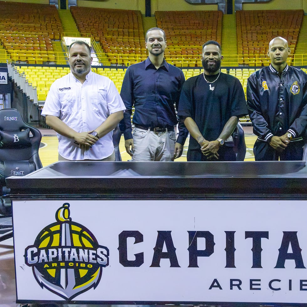 El apoderado José Manuel Baeza (segundo de izquierda a derecha) durante la conferencia de prensa de los Capitanes de Arecibo para presentar a Walter Hodge Jr. y al asistente técnico Guillermo Díaz.