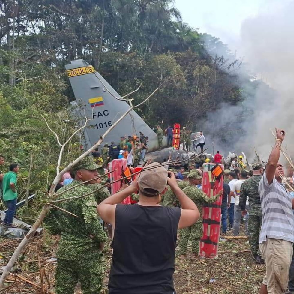 Muchas personas rodean un avión militar de carga que se estrelló el lunes 23 de marzo de 2026 tras despegar de Puerto Leguízamo, Colombia, un remoto municipio en la provincia amazónica de Putumayo.