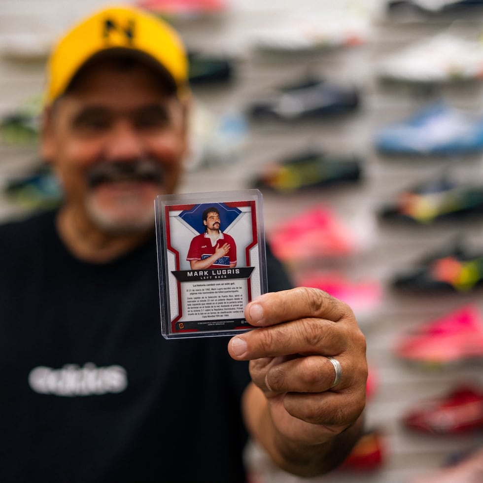 Mark Lugris sostiene la tarjeta de colección creada por DECKS PR durante su presentación oficial en la tienda Soccer Gol, en San Juan.