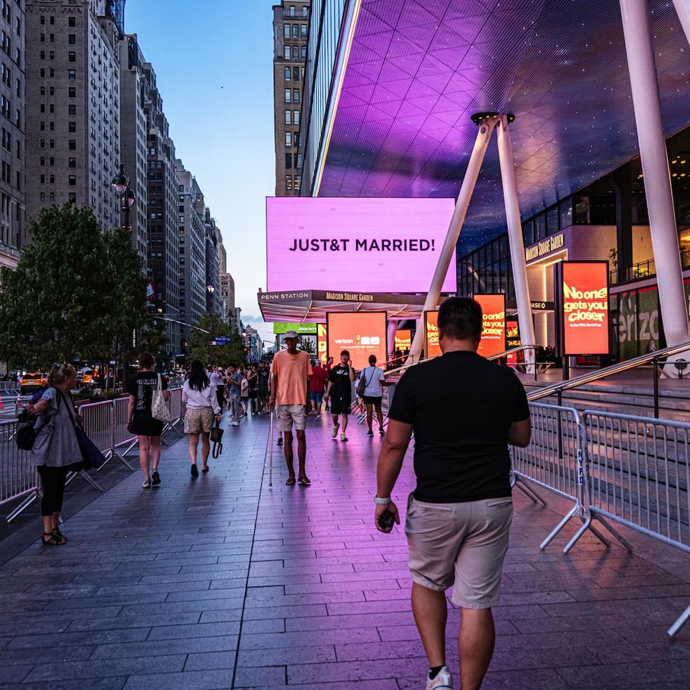 El Madison Square Garden se iluminó de rosa y mostró un letrero que decía "JUST&T MARRIED" (Recién casados) durante la celebración de la boda de Taylor Swift y Travis Kelce en Nueva York, EE. UU., el 3 de julio de 2026. EFE/LAURA BRETT