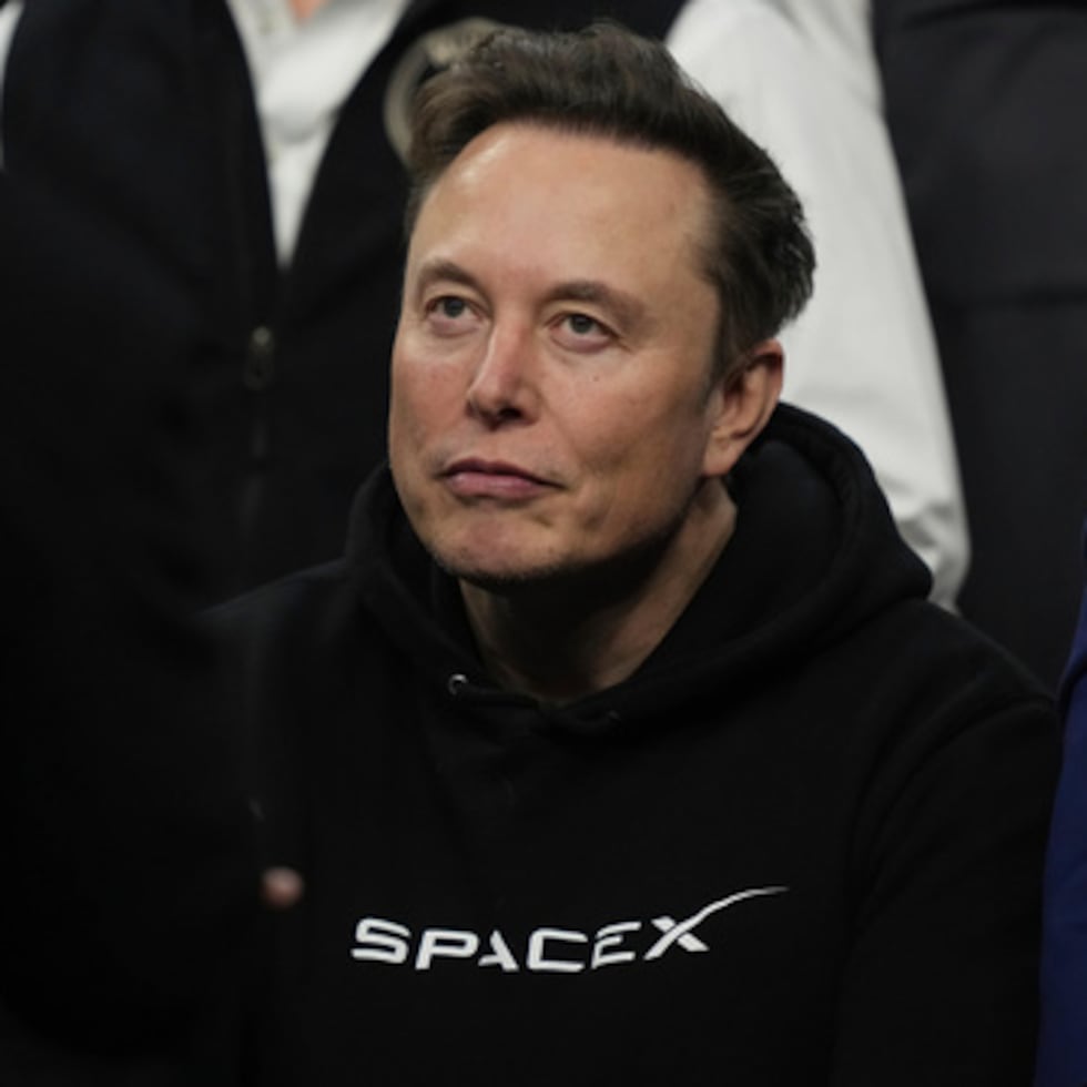 Elon Musk hizo el anuncio de las transferencias de las acciones con un mensaje en la plataforma X.