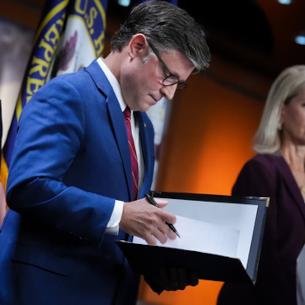 El presidente de la Cámara de Representantes, el republicano Mike Johnson, acompañado por líderes del Partido Republicano en el Capitolio en Washington