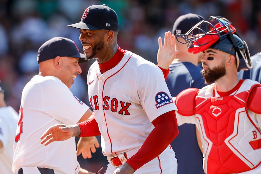 Aroldis Chapman, al centro, tuvo foja de 5-3 con 1.17 de efectividad en 2025.