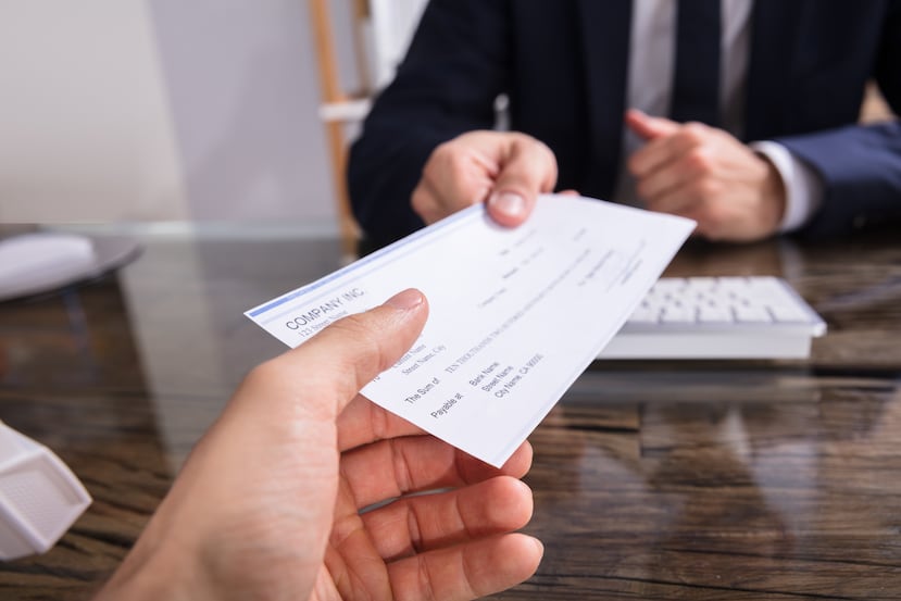 El hombre intentó cambiar un cheque del PUA.