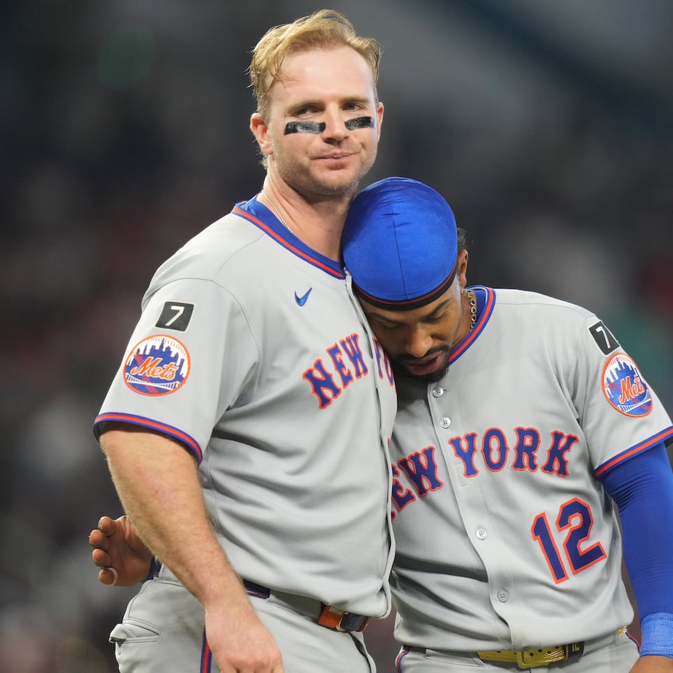Pete Alonso (izquierda) y Francisco Lindor de los Mets de Nueva York se consuelan en el quinto inning del juego contra los Marlins de Miami, el domingo 28 de septiembre de 2025, en Miami. (AP Foto/Lynne Sladky)