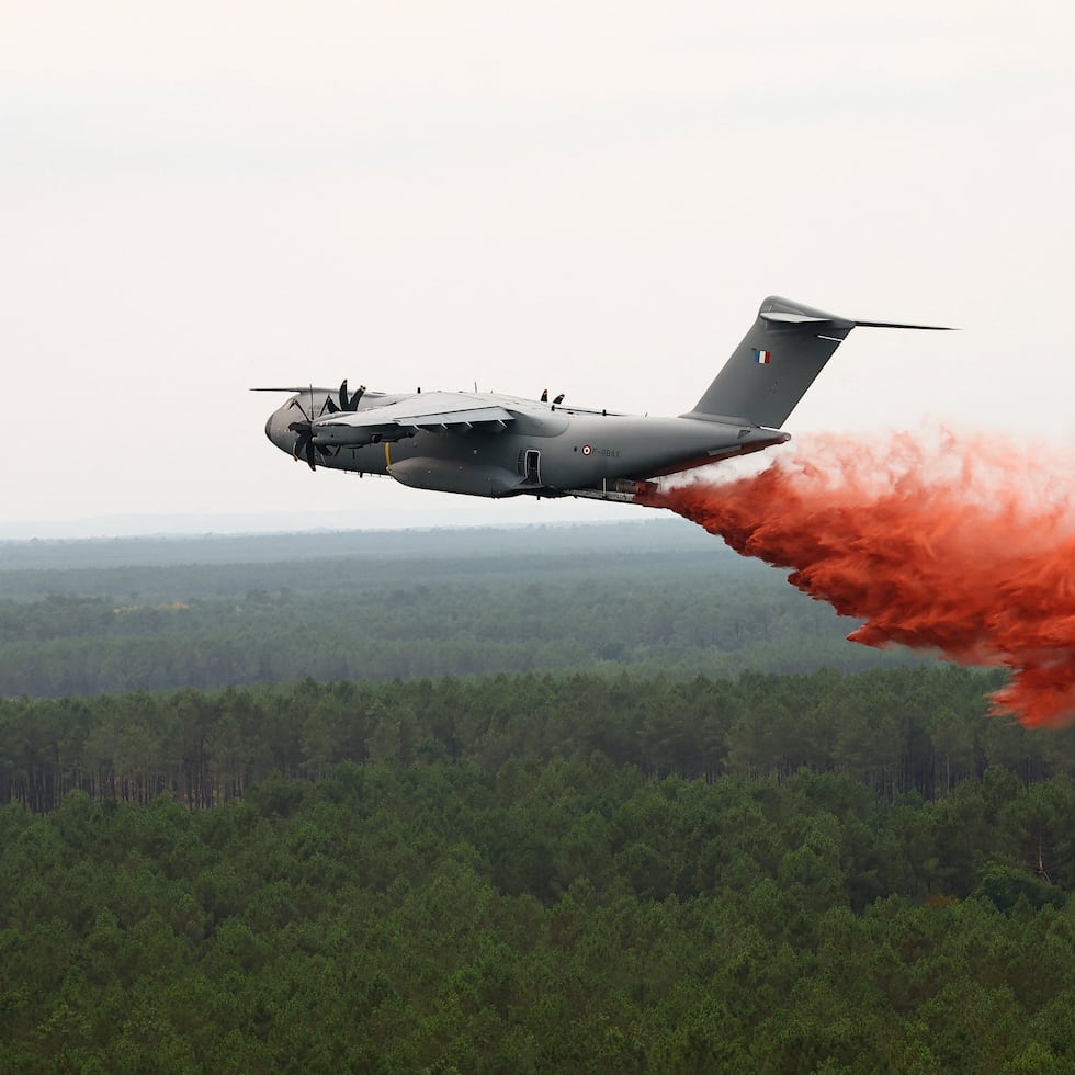 El gigantesco avión de transporte A400M sobrevoló a baja altura, dejando tras de sí una larga estela de retardante de color ocre sobre los bosques del suroeste, afectados por la sequía.