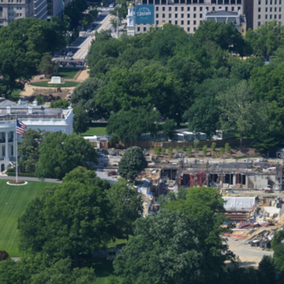 Continúan los trabajos de construcción del salón de baile de la Casa Blanca, el sábado 16 de mayo de 2026, en Washington, donde antes se encontraba el Ala Este. (AP Photo/Rod Lamkey, Jr.)