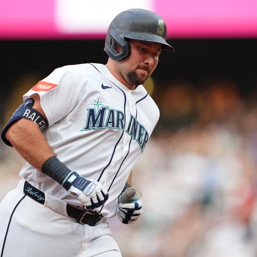 Cal Raleigh recorre las bases en la segunda entrada tras conectar de vuelta completa el martes contra los Phillies.