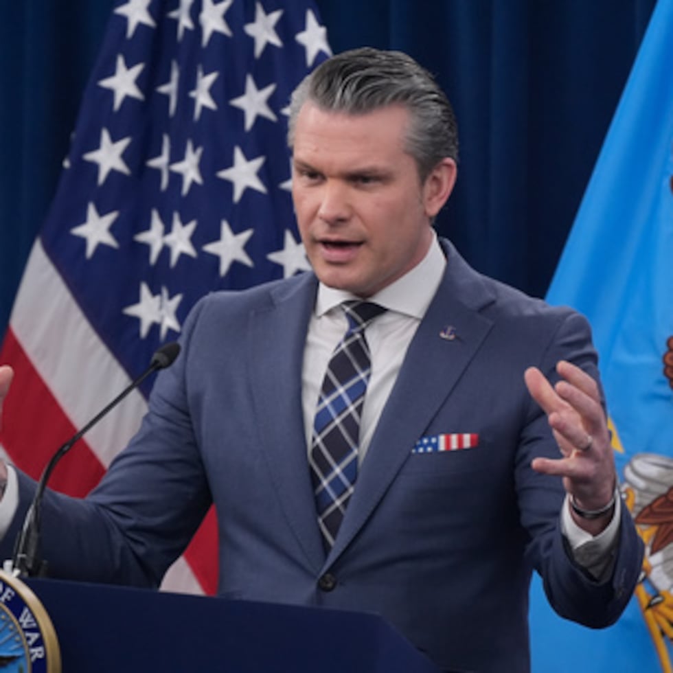 El secretario de Defensa, Pete Hegseth, se dirige a los medios de comunicación durante una rueda de prensa en el Pentágono en Washington, el jueves 19 de marzo de 2026. (AP Photo/Manuel Balce Ceneta)
