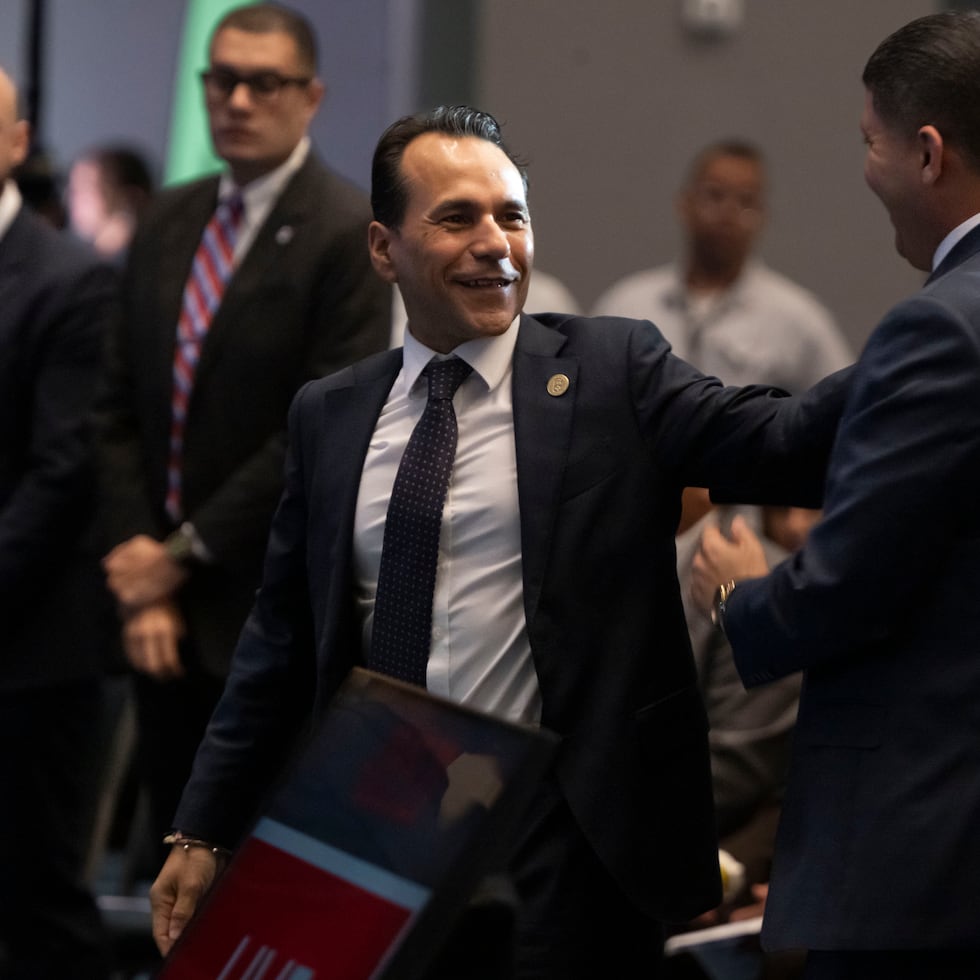 Al centro, Robert Mujica, director ejecutivo de la Junta de Supervisión Fiscal.