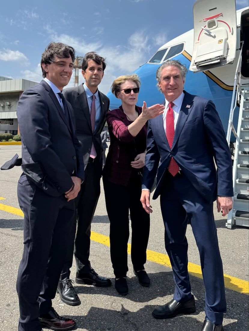 AME446. MAIQUETÍA (VENEZUELA), 04/03/2026.- Fotografía difundida por la embajada de EE.UU. en Venezuela del secretario de Interior de Estados Unidos, Doug Burgum (d), junto a la encargada de negocios Laura Dogu (2-d) a su llegada este miércoles, al aeropuerto Simón Bolívar en Maiquetía, a unos 28km de Caracas (Venezuela). EFE/ Embajada de EE.UU. en Venezuela /SOLO USO EDITORIAL/ SOLO DISPONIBLE PARA ILUSTRAR LA NOTICIA QUE ACOMPAÑA (CRÉDITO OBLIGATORIO)
