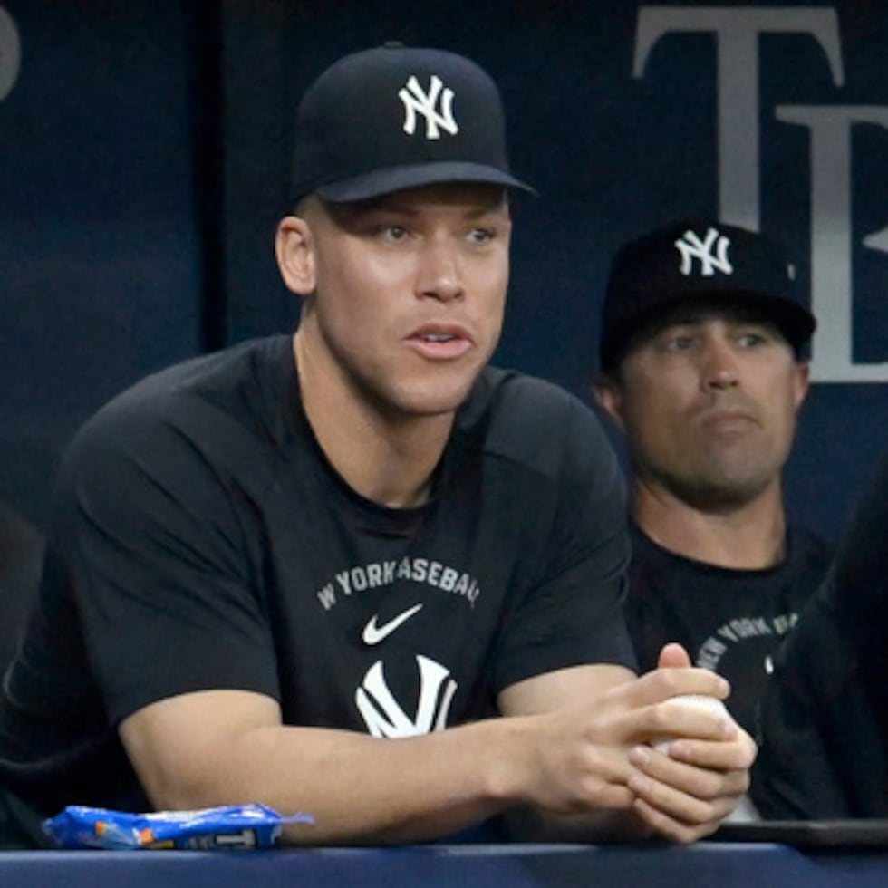 Aaron Judge, de los Yankees de Nueva York, observa desde el banquillo durante un partido contra los Rays de Tampa Bay.
