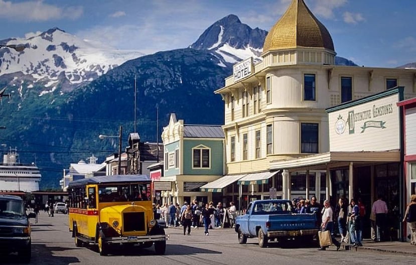En Skagway puedes disfrutar de un paseo en el tren White Pass Railway con vistas espectaculares.