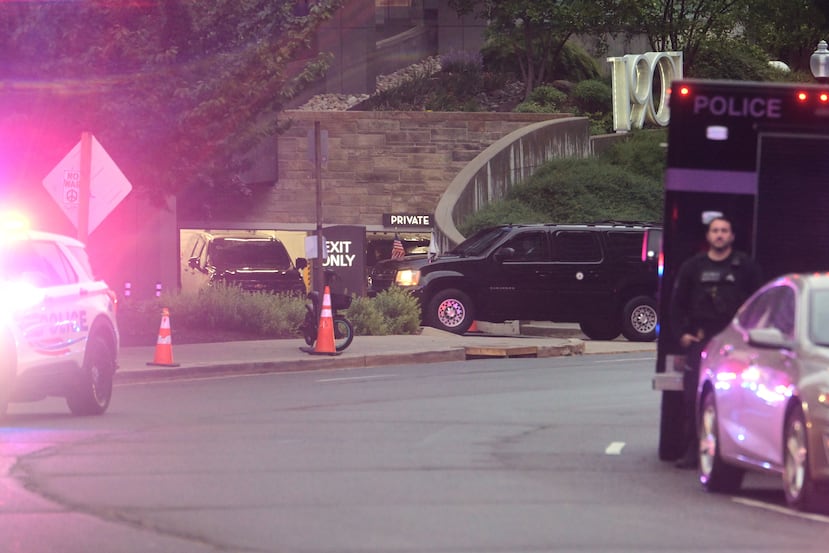 Se observa una caravana de vehículos llegando a la cena de corresponsales de la Casa Blanca en el hotel Washington Hilton, el sábado 25 de abril de 2026, en Washington. (Foto AP/Rod Lamkey, Jr.)
