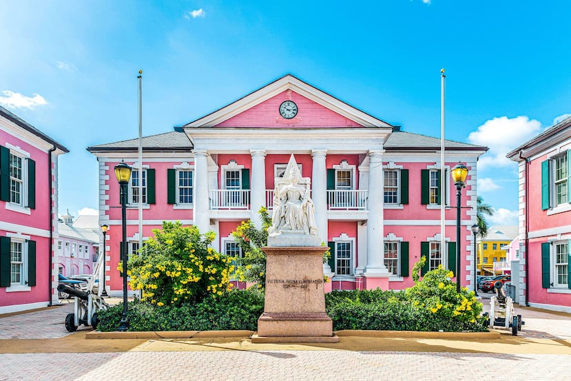 Rawson Square, la plaza principal de Nassau, favorita de los fotógrafos por sus edificios rosados del Parlamento y el Senado y la estatua de la Reina Victoria.