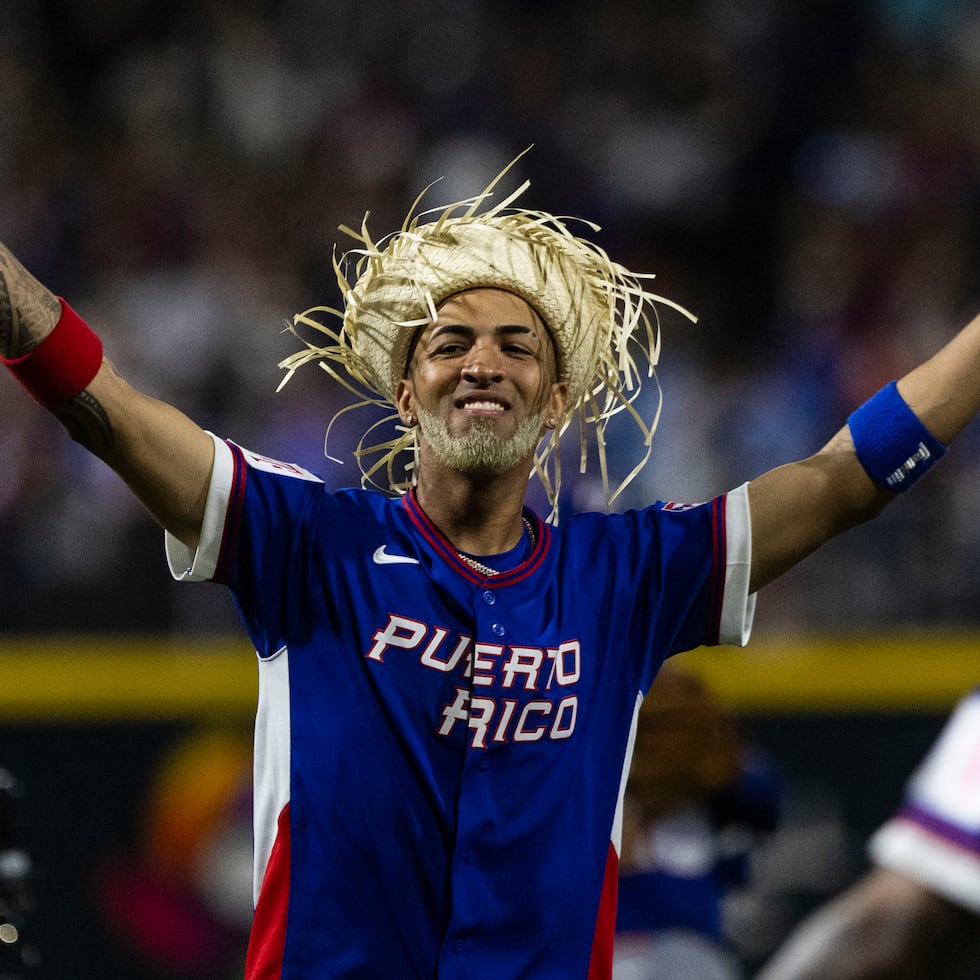 Eddie Rosario festeja con una pava la victoria de Puerto Rico.