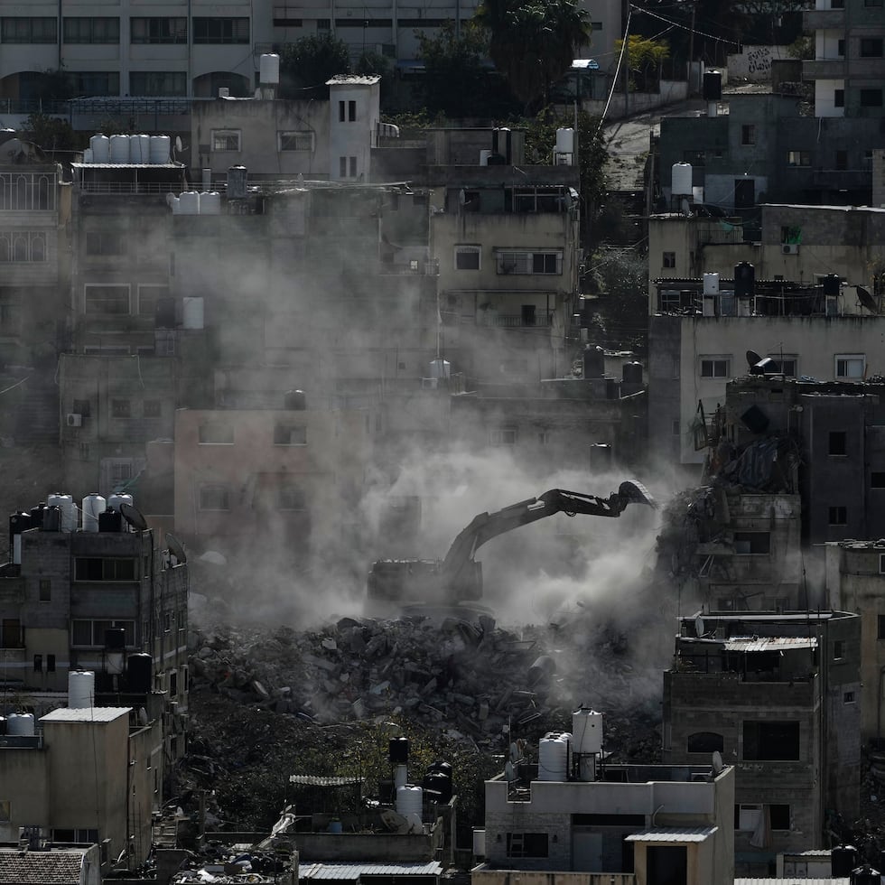 Israel dice que el objetivo de la operación es erradicar a los grupos armados, y alega que las demoliciones son necesarias para destruir infraestructura de milicianos o para despejar rutas con el fin de permitir el paso de soldados.