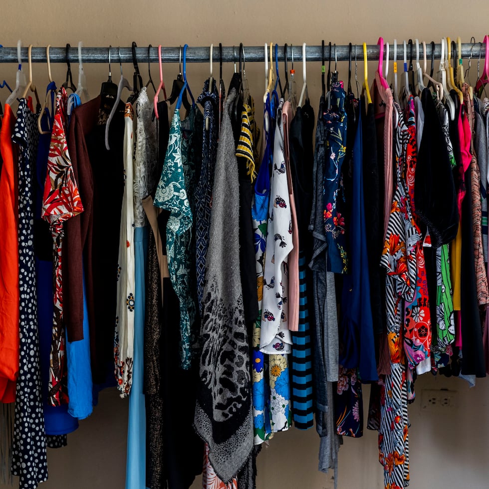 Es primordial encontrar opciones prácticas y responsables que den una segunda vida a las prendas de ropa y mejoren el manejo de residuos textiles