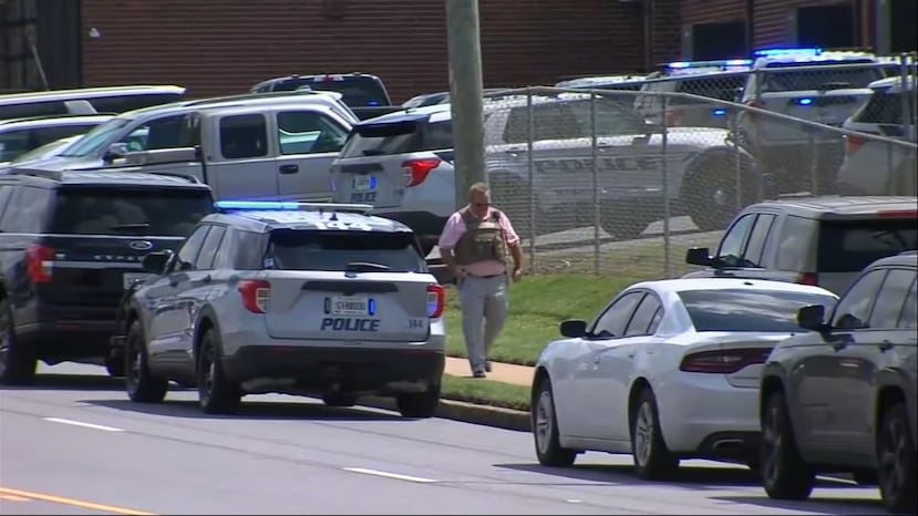 En esta imagen de un video proporcionado por WGXA-TV, un agente de policía camina afuera de la escuela secundaria Warner Robins después de un tiroteo en Warner Robins, Georgia, el miércoles 12 de agosto de 2026. (WGXA-TV vía AP)