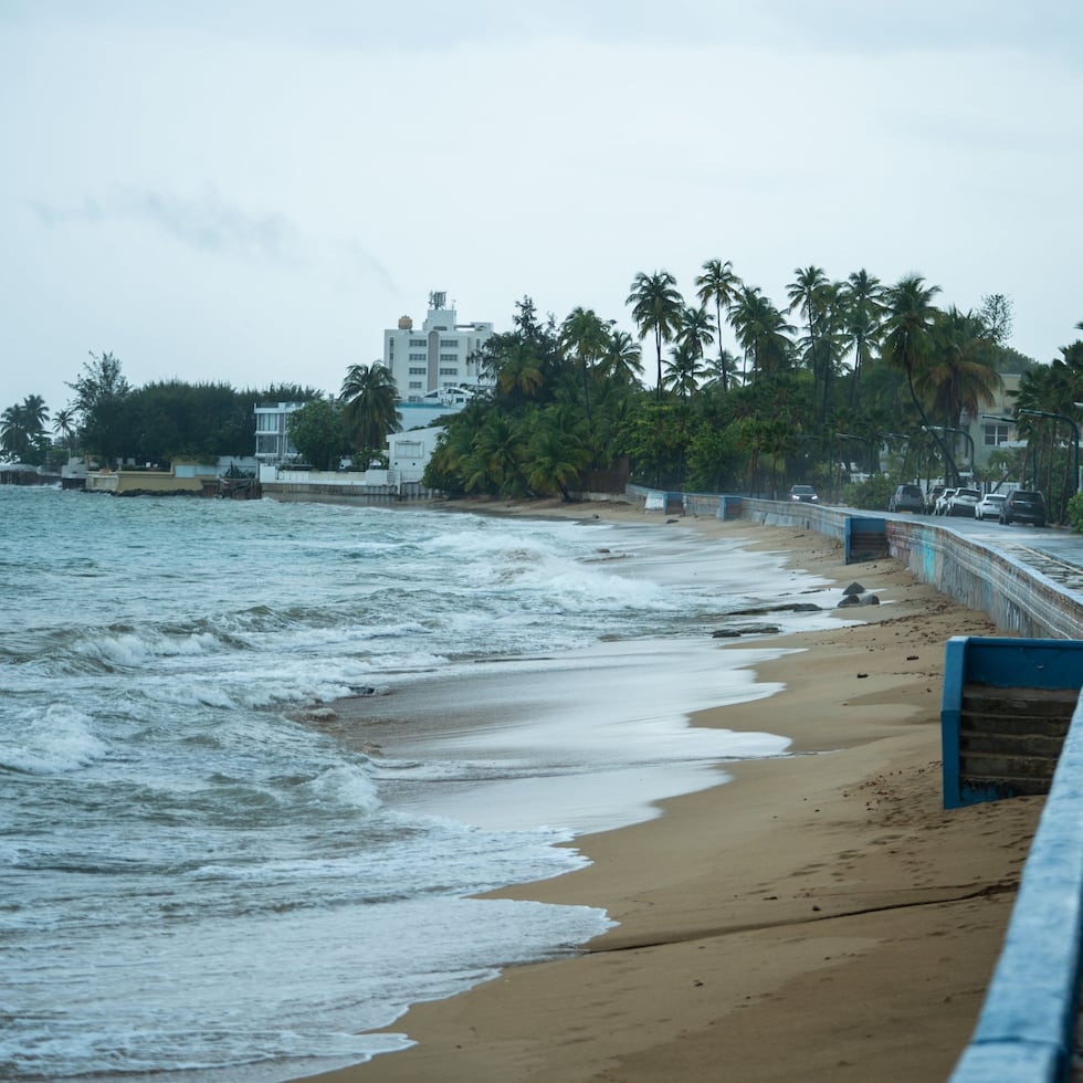 Passing showers of short duration are expected during the day in the east and interior of the island.