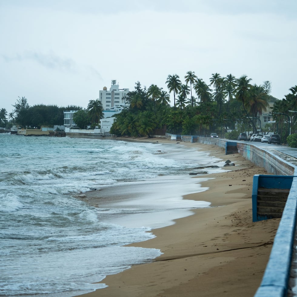 En cuanto a las condiciones marítimas, la meteoróloga señaló que se mantiene un riesgo moderado de corrientes marinas peligrosas a lo largo de la costa norte, este y en Culebra.