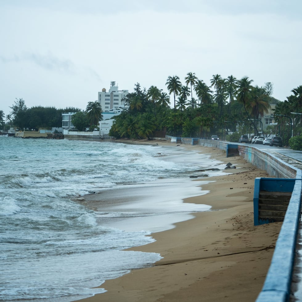 El oleaje intenso puede sobrepasar rompeolas y arrastrar a personas y mascotas hacia rocas afiladas.