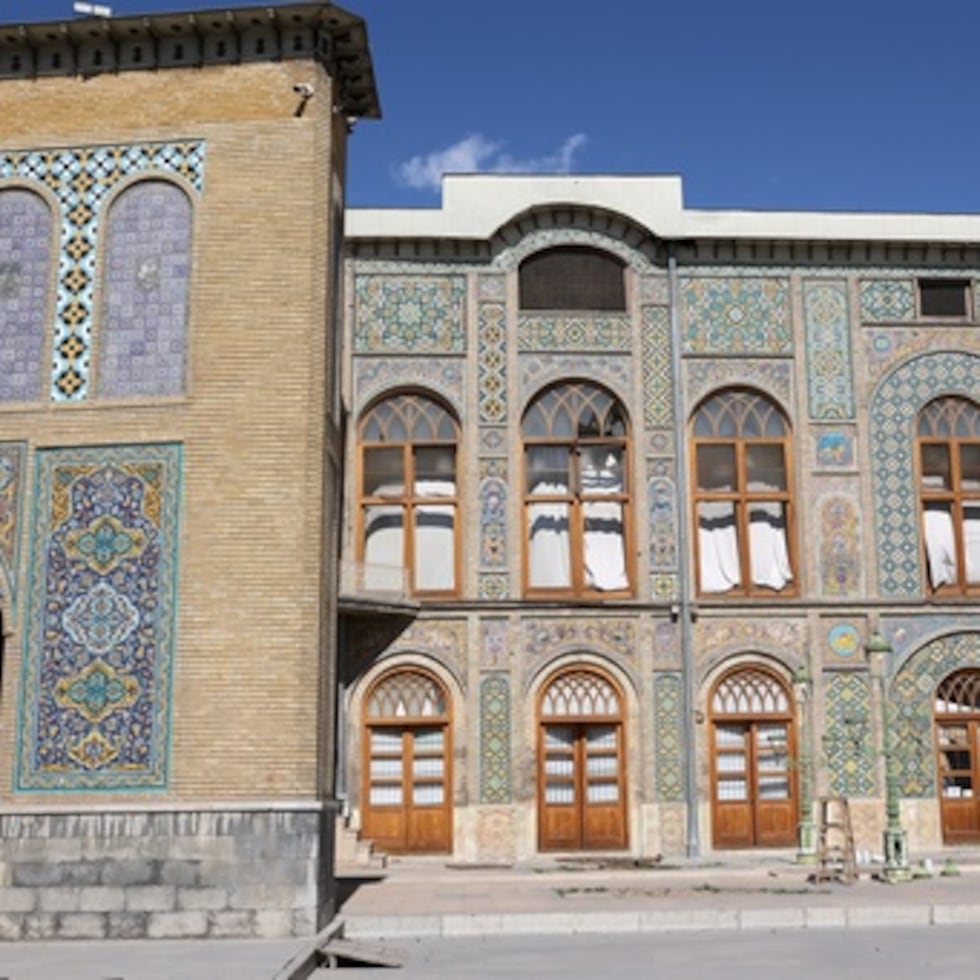 Daños causados por ataques de Estados Unidos e Israel se ven en la fachada de palacio de la era de Qajar en Teherán, Irán.