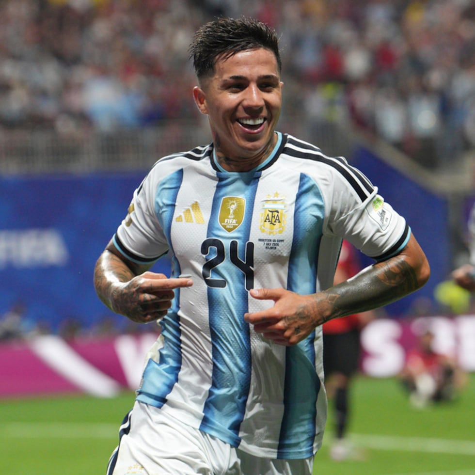 Enzo Fernández celebra el tercer gol de Argentina sobre Egipto.