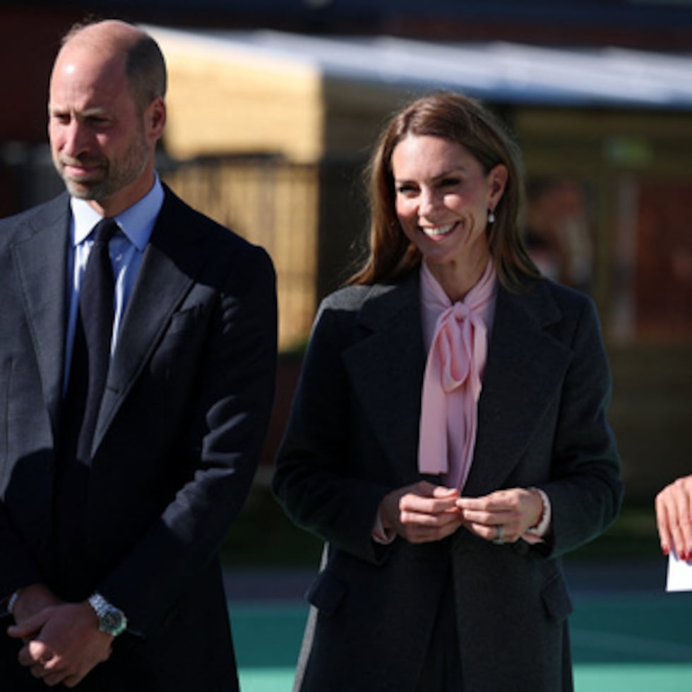 El Príncipe William y la Princesa Kate visitan escuela primaria en Southport, Inglaterra.