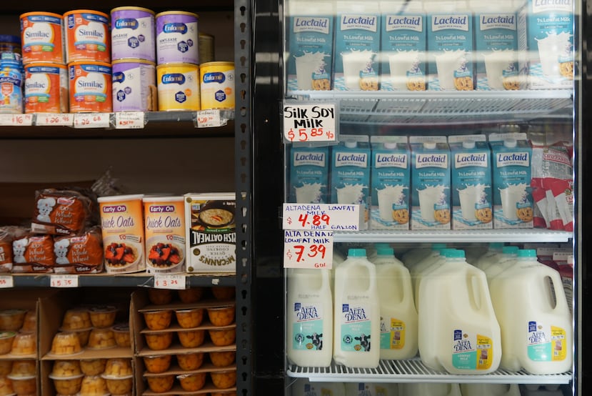 Productos básicos de despensa, como leche de fórmula para bebés y productos lácteos, se venden en un mercado que atiende a la comunidad inmigrante centroamericana en el área de Westlake/Pico Union en Los Ángeles, el martes 7 de abril de 2026. (Foto AP/Damian Dovarganes)