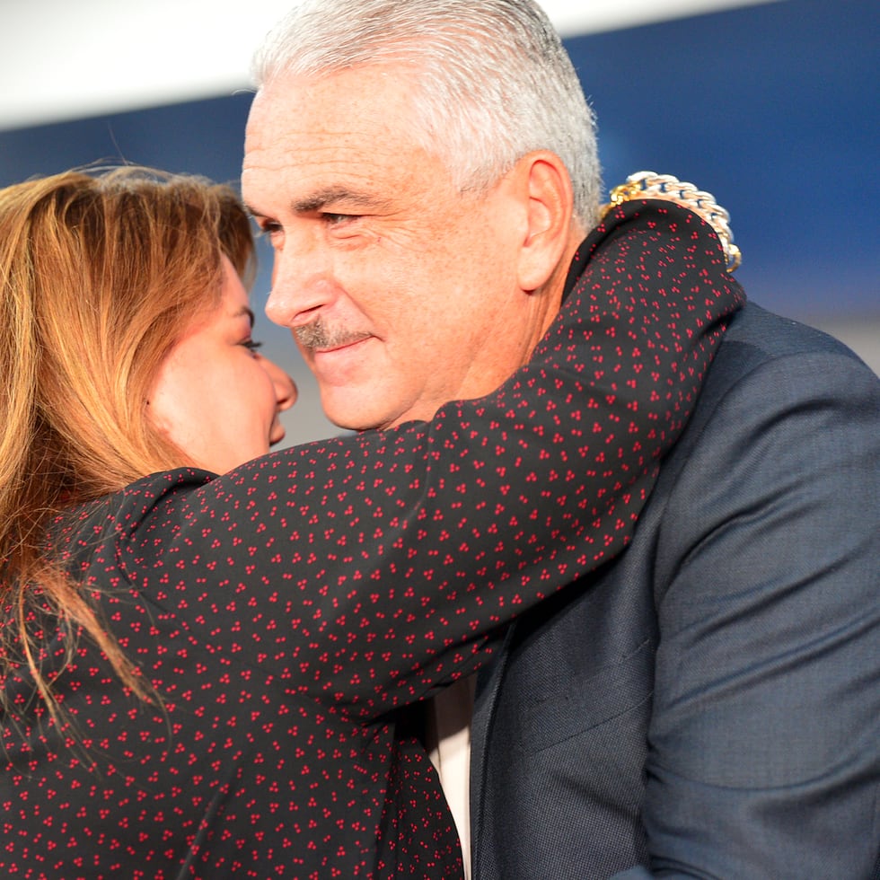 En estos días en que un conocido periodista mañanero ofreció su cafetera y su “azúcar morena” -así dijo- para que el presidente del Senado y la Gobernadora limaran asperezas (o acabaran de una vez y por todas con las rabietas), indica Cezanne Cardona.