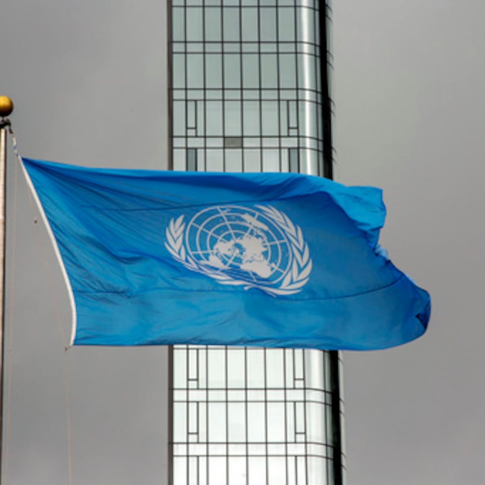 Bandera de la ONU ondea durante la Asamblea General.