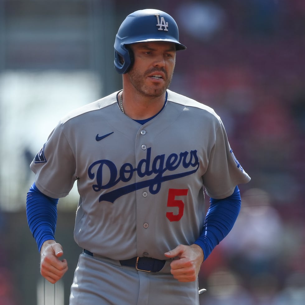 Freddie Freeman, de los Dodgers de Los Ángeles, recorre las bases tras el jonrón de dos carreras de Kyle Tucker ante los Reds de Cincinnati.