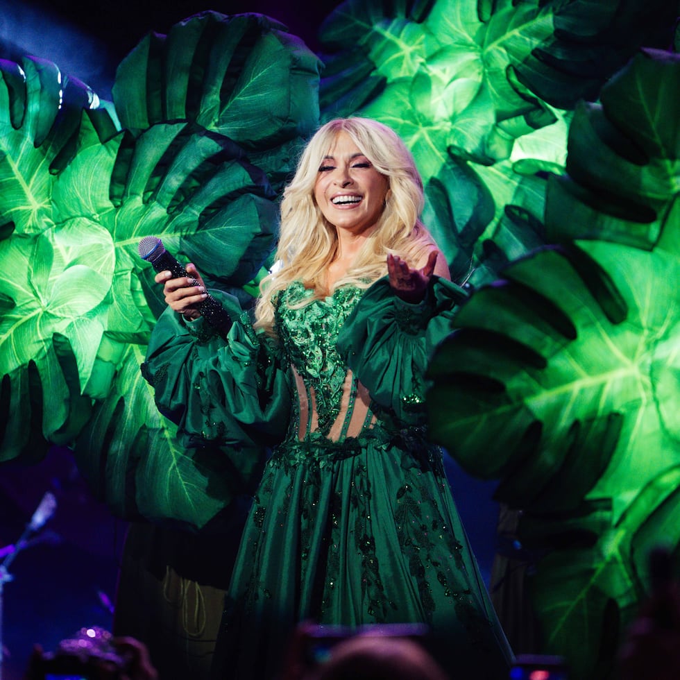 Yuri transportó al público en un recorrido musical y visual con las canciones que marcaron generaciones en el Coca-Cola Music Hall.