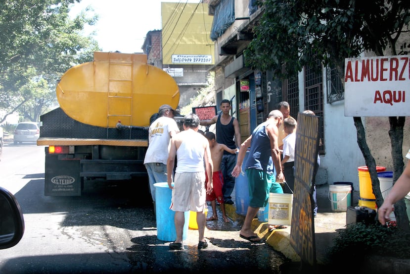 De acuerdo con el Observatorio Venezolano de Servicios Públicos, el 77 por ciento de la población tiene acceso limitado al agua y el 11 por ciento carece por completo del servicio.