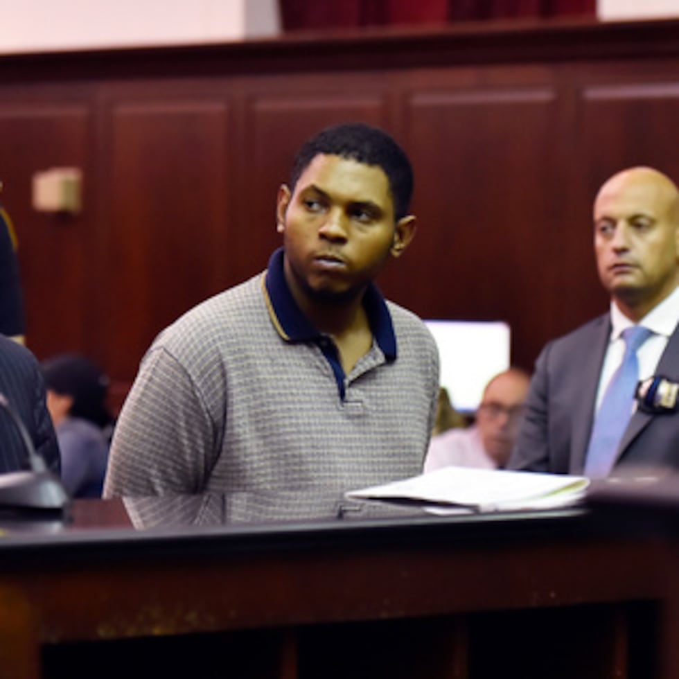 Randy Santos, en el centro, es procesado en un tribunal penal por el asesinato de cuatro hombres sin hogar, el 6 de octubre de 2019, en Nueva York.