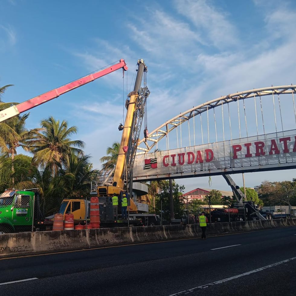 La remoción del puente peatonal ubicado sobre la PR-2 está en manos de personal del Municipio de Quebradillas y de la Autoridad de Edificios Públicos.